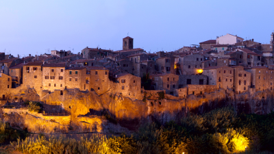 Ghetto Ebraico e Sinagoga Il Ghetto ebraico di Pitigliano, si trova nel centro storico ed è caratterizzato da vicoli e stradine con stemmi, scale e negozi.  Nasce nel 1500 per volere dei Medici per riunire gli Ebrei in una sola zona della città. Questa zona è chiamata "la piccola Gerusalemme" e conserva ancore le caratteristiche di questa comunità. Questa zona è una delle attrazioni più visitate di Pitigliano, che ogni anno accoglie numerosi turisti provenienti da tutto il mondo. Qui sorge anche la sinagoga costruita nel 1598. Nel corso degli anni è diventata uno dei simboli della città. All' interno è decorata con meravigliosi stucchi e arredi sacri, la parte più importante è la Tevà, o pulpito sul quale sono scritti i passi della Torah. Nelle stanza sotto la Sinagoga è possibile ammirare una mostra permanente sulla cultura ebraica che comprende zone di vita quotidiana, come la zona per il bagno rituale, il macello,il forno, la tintoria e la cantina.